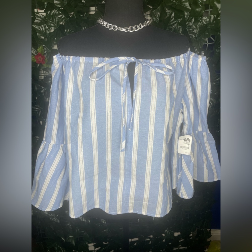 Charlotte Russe Off-the-shoulder top - Picture 2 of 4